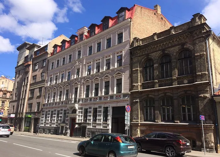 Sunny And Compact Apartment